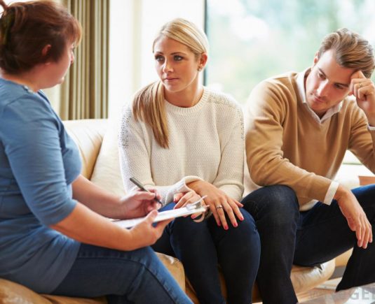 woman-and-man-on-couch-near-therapist